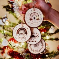 Colgadores de madera grabados